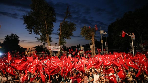 İSDAM Başkanı Ayhan Koç Kısıklıda Darbenin karşısındayız mesajı verdi.